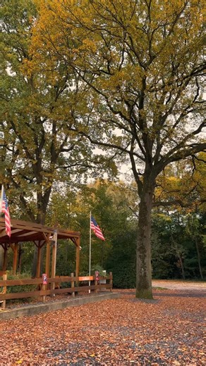 Herbstliche Stimmung am Ranch House🍂 Morgen ab 17 Uhr öffnen wir wieder unsere Türen für euch – kommt vorbei, genießt die gemütliche Atmosphäre und lasst euch euer Lieblingsgericht schmecken!✨ Wir freuen uns auf euren Besuch!🤠 | The Ranch House Cafe