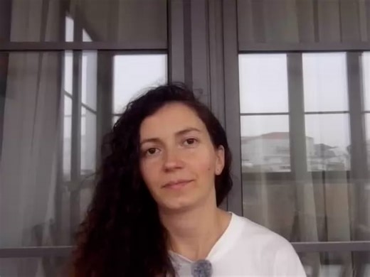 Adriana P. tutor video introduction on Preply