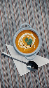 Con ustedes: Algo cremosito y con mucho sabor: Crema de tomate con atún Mazatún 🐟 ¡Está ideal para este clima! Ingredientes: 1 lata de atún Mazatún en agua 🐟 5 tomates 1 chile chipotle 1/3 de queso crema 1/3 de media crema Primero con ayuda de un cuchillo parte los tomates en gajos grandes, pónlos en la freidora de aire 10 minutos y reserva. Licúa los tomates, el chile chipotle y el queso crema. Escurre el agua de la lata de atún Mazatún e incorpora a la mezcla y vuelve a licuar para integrar 