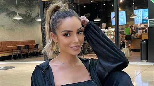 Mélanie ORL : Elle choque en dévoilant sa poitrine sur la Toile avec un body transparent !