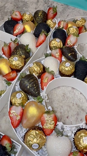 1.2K views · 15 reactions | Gold luster dust splats are messy — but that messy shimmer makes all the difference.It turns simple chocolate-covered strawberries into high-end, luxury-aesthetic treats in seconds.If you want that rich, eye-catching finish, don’t skip the dust ✨ | Candycoated Dip | Facebook