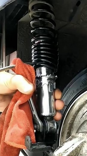 Easy way to adjust motorcycle rear shock