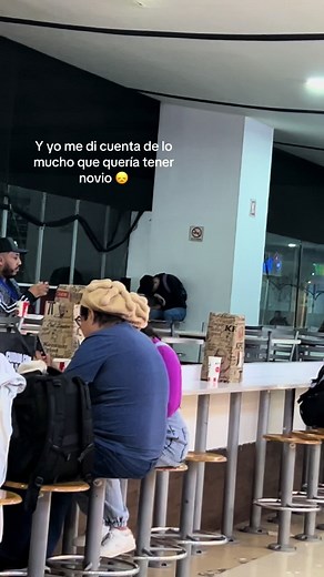 Buscando un novio para usar gorros de pan de muerto