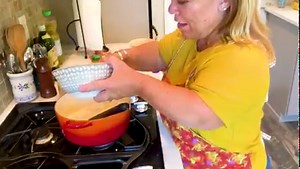 Who doesn't love macaroni and cheese?🧀 It’s the ultimate of comfort food!😋 The cheese is rich and creamy, the toasted breadcrumb topping adds a perfect crunch, and the noodles are chewy and soft. I'm resharing my Mac & Cheese recipe, because it's getting to be the time of year when all you want for dinner is something warm and cozy, and this dish is always a crowd pleaser. Its's a fantastic side dish for whatever you want. And it's especially fun to make if you have an adorable helper! I loved