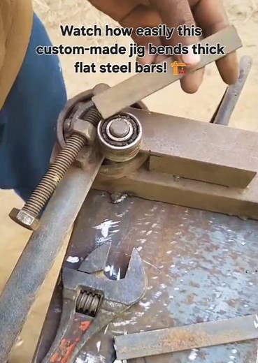 ​Demonstration of a manual metal bender.