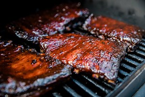 3-2-1 Ribs on a Traeger Pellet Grill | Mad Backyard