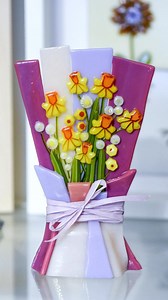 Today we are celebrating 𝐕𝐚𝐥𝐞𝐧𝐭𝐢𝐧𝐞’𝐬 𝐃𝐚𝐲 with a bouquet that lasts!🥰 This fun, standalone bouquet was designed to stand on its own using fiber paper, making it an easy and satisfying project with a beautiful display. Creating something sculptural in fused glass can be tricky, so we love this design because it gives you that sculptural “wow” factor without needing complicated construction. It’s a playful reminder of love and creativity.🌸 We hope this bouquet brings a little extra j