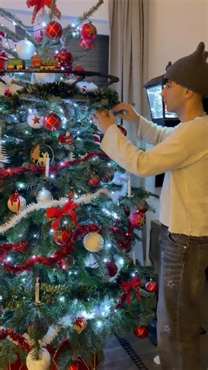 Jan Bendig on Instagram: "Předvánoční klasika snad v každé domácnosti, co? 🤣❤️🎄🎁 Přeji všem co nejklidnější svátky s rodinou a pokud je to i takhle teď u vás doma, nebojte! Už to k tomu štědrému dni prostě patří. 😅❤️"