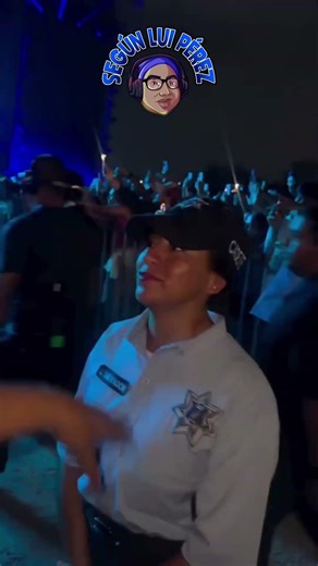 Enrique Iglesias surprises a police officer at a concert 🎶 in Tabasco.