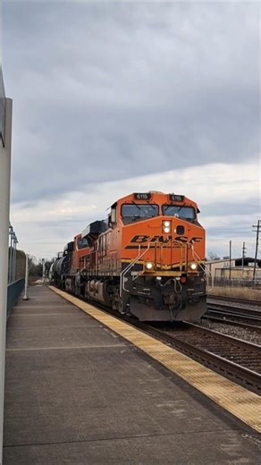 BNSF/ES44/AC/DC! BNSF #6115 leads a very slow/long WB BNSF H-TEADYT09 out of Teague, Texas!!!
