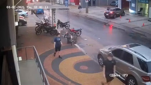 Motochorro roba frente a sanatorio | 🤬 🏍️📍 Luque | Un nuevo robo de motocicleta se registró frente al Sanatorio Internacional, en una zona ya marcada por la alta incidencia de estos hechos.La moto sustraída es una GL 125, color rojo, con matrícula 845 HHO.Vecinos alertan sobre la presencia de un supuesto autor reincidente en la ciudad.