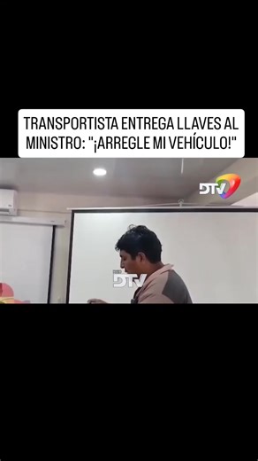 Transportista furioso entrega las llaves de su auto dañado al Ministro Medinaceli: “¡Usted me dirá cuándo recojo mi vehículo, porque ustedes son los responsables!” #VangPueblo #bolivia🇧🇴 #RodrigoPaz #cochabamba #gasolina