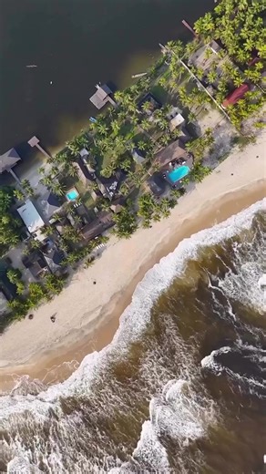 🌍 Et si votre prochaine destination était la Côte d’Ivoire ? Entre mer et lagunes, nature préservée, cultures vivantes et villes dynamiques, la Côte d’Ivoire offre une grande diversité d’expériences. Bienvenue en Côte d’Ivoire ! -------------------------------------- 🌍 如果你的下一次旅行目的地是科特迪瓦呢？ 在这里，你可以看到海洋与泻湖、保存完好的自然环境、多彩的文化以及充满活力的城市。科特迪瓦提供丰富多样的旅行体验。 欢迎来到科特迪瓦！ ------------------------------------------------- 🌍 What if your next destination was Côte d’Ivoire? Between the ocean and lagoons, preserve
