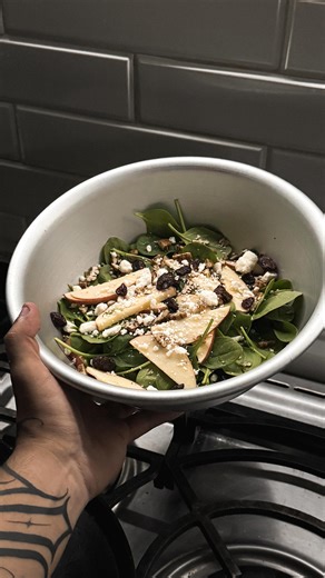 coco on Instagram: "Lee la descripción ⚠️👇🏻 📖DRI = Recomendación de Ingesta Diaria (Dietary Reference Intake del inglés) ¿Que es la fibra?🧐 - La fibra es un tipo de carbohidrato que se encuentra en los alimentos de origen vegetal, y que el cuerpo no puede digerir. Hay dos tipos de fibra🥬 1.- Fibra soluble - La fibra soluble se disuelve en agua y es posible que ayude a reducir las concentraciones de colesterol y glucosa (azúcar) en sangre.🩸 2.- Fibra insoluble - La fibra insoluble no se dis