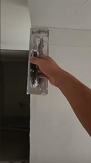 Plaster the wall with putty