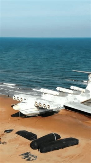clip-4014288743-abandoned-lun-class-ekranoplan-resting-on-sandy