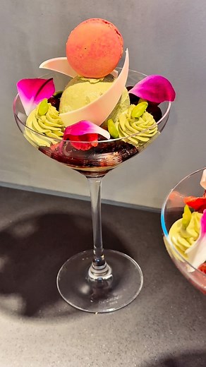 秋の芸術的なピスタチオ夜パフェ 10月にNew Openした広尾夜パフェ 【注文商品】 •旋律 (ピスタチオとチェリーのパフェ) ¥2,398-(税込)�芳醇なピスタチオに、チェリーの酸味が重なり、香りと彩りが織りなす、秋を感じる最高のパフェ 【店舗情報】 •店舗名: 夜パフェ BAR &VIGO 広尾店 @parfait_vigo_hiroo •営業時間: 12:00~23:00 •定休日: 不定休 •アクセス: 広尾駅徒歩1分 •住所: 東京都渋谷区広尾5丁目4-16 GEMS広尾 1階 @______t_cafe88 ←他の話題店舗情報もチェックする！ #広尾グルメ #東京グルメ #japanesefood #夜パフェ #pr | たくや グルメ