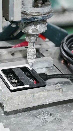 Junction Box Sealing Process: Automated Gluing on Solar Panels