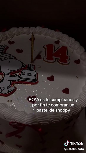 Celebrando el cumpleaños con un pastel de Snoopy