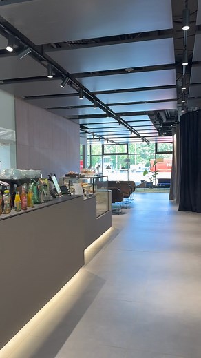 Der BMW München Showroom - ein echter Hingucker 😉 Erlebt bei uns nicht nur die neuesten Fahrzeuge, sondern auch unser einzigartiges Showroom-Design. ✨ Von den aktuellsten Modellen bis hin zu besonderen Kreationen - hier gibt es so einiges zu entdecken. Und was wäre ein Showroom-Besuch ohne eine Stärkung? Besucht unser Isetta Café, wo ihr euch mit leckeren Getränken und Speisen verwöhnen lassen könnt. 😋 Kommt vorbei und macht euch selbst ein Bild von unserem neuen Showroom! Wir freuen uns auf e