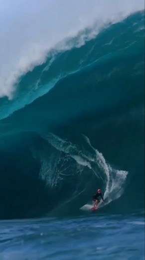 SURFISTA ENFRENTA UMA ONDA GIGANTESCA | O RISCO POR TRÁS DE UMA IMAGEM PERFEITA