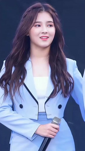 Stylish Cute Korean Girl Nancy Momoland Profile Pictures