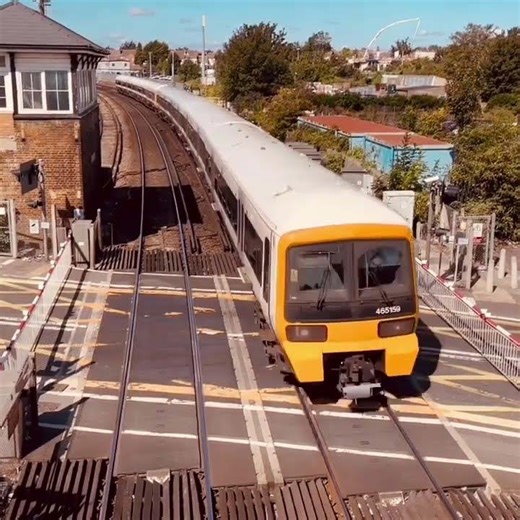 Southeastern Class 465 Train at Gillingham Crossing