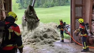 Am Freitagabend ist in einer Scheune im «Nesseli» in der Gemeinde Oberägeri ein Mottbrand in einem Heustock ausgebrochen. Dank dem schnellen Eingreifen des Eigentümers sowie der Feuerwehr Oberägeri konnte der Brand rasch gelöscht und somit Schlimmeres verhindert werden. Um einen weiteren Mottbrand zu verhindern, wurde der betroffene Futterstock entleert und das Heu ins Freie transportiert. Rund ein Dutzend Kühe konnten rechtzeitig in Sicherheit gebracht werden. Auch Personen wurden keine verletz