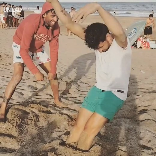 This guys impression of the inflatable tube man is spot on 😂👌 | UNILAD