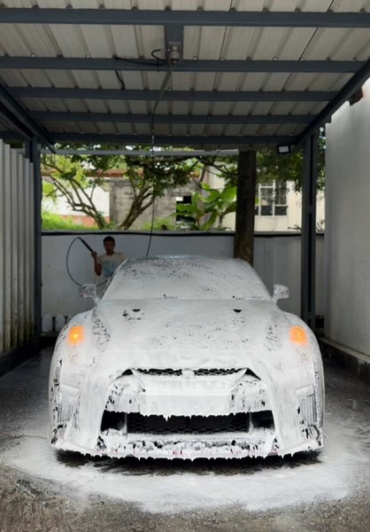 Nissan GTR Foam Wash: Ultimate Shine Experience