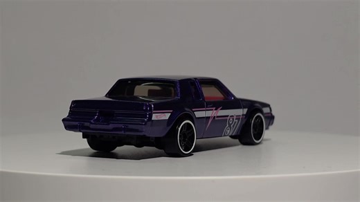 Meet the 1987 Buick Regal GNX — the silent assassin of the muscle-car world. Buick claimed 276 hp, but insiders knew it pushed well over 300. Only 547 units were built, making it one of the rarest American performance cars of the ’80s. With a 0–60 sprint in about 4.7 seconds, the GNX embarrassed European sports cars while looking like your accountant’s daily driver. The ultimate sleeper. Now jump to 2026, where Hot Wheels resurrects the legend in a way collectors didn’t see coming: this metallic