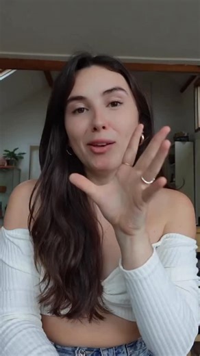 Melinde Huez | Confidence Coach on Instagram: "Did you know social anxiety is often connected to low self-esteem?💭 Yess, you heard that right. Your social anxiety might be a symptom, instead of a cause. I have seen it time and time again. People coming to me feeling socially anxious, and the moment we heal their self-esteem, their social anxiety dissapears as well. 🙌 Even I, am a testimonial of this. I went to therapy to get rid of my social anxiety, but they only helped me manage it. I was ne