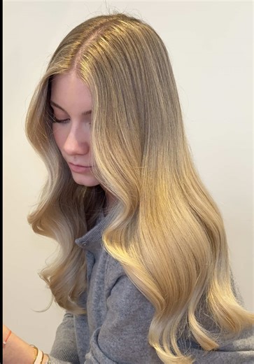 Je ne sais pas si vous le saviez mais depuis quelques temps @Marine a fait l’acquisition d’une perruque comme le font les américaines 🤣 l’idée c’est qu’elle puisse prendre soin de ses cheveux, moins les décolorer et les laisser pousser. Personnellement, je suis fan de l’idée, ça lui va à merveille, j’adore le rendu quand elle l’a porte. Et vous, est-ce que c’est quelque chose que vous avez déjà pensé à faire ? #devimarkhair #parishairstylist #meilleurcoiffeurparis #balayage #hairtok