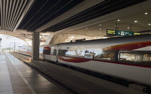 2025.05.22，G877次（武汉站-珠海站）本务中国铁路武汉局集团有限公司武汉动车段武汉动车运用所CR400AF-S-2424广州南站进站