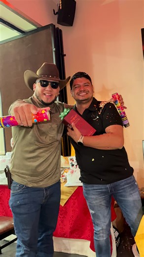 📽️-Nos fuimos a sorprender al caballero Ricardo; por su cumpleaños, el mero patrón “William” le manda este detallazo, para recordarle lo mucho que lo aprecia, siempre deseándole lo mejor, que Dios lo bendiga grandemente y le permita cumplir muchos años más de vida, muchas felicidades y a seguir celebrando, vámonos!🤠💐 🎥: @Chito Mansilla 🎞️: @soymansilla_ ✅Más info al DM ✅Para el patrón es un gusto ser parte de sus celebraciones... #Viral #vamonos #elpatrondevillanueva #godisgood #birthday