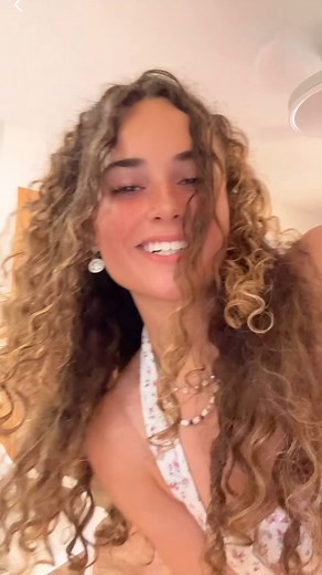 Clau 🌸 on Instagram: "Soy yo o estoy muy rubia? 😳"