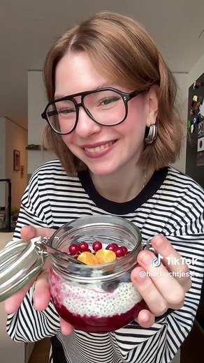 Delikater Kokos-Chia-Pudding mit Himbeerpüree