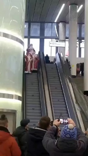 подароки несут #нас25тысяч #имы #идёмразбиратся #почему #встране #творитсябеспредел #дедморозы