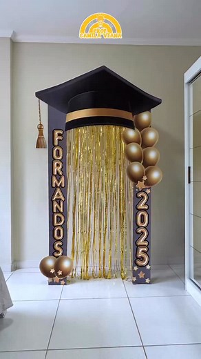 Portal Formandos 2025 - Dourado e Preto 🎓 Para receber o link comente EU QUERO ✨ NO ARQUIVO CONTÉM: 🌟2 FAIXAS GIGANTES COM A ESCRITA: FORMANDOS e 2025 (medidas: 182cm x 18cm). 🌟CHAPÉU DE FORMATURA CAPELO – AMPLIADO em 20 Páginas (medidas: 126cm x 58cm). 🌟IMAGENS COMPLEMENTARES: BALÕES E ESTRELAS. 🎓MATERIAL PRONTINHO PARA IMPRESSÃO – 38 PÁGINAS (MAS, ALGUMAS PÁGINAS PRECISARÃO SER IMPRESSAS MAIS VEZES. ✨PARA DAR UM EFEITO TODO ESPECIAL, UTILIZAMOS CORTININHA METÁLICA DOURADA. 🖨️ Arquivo em 