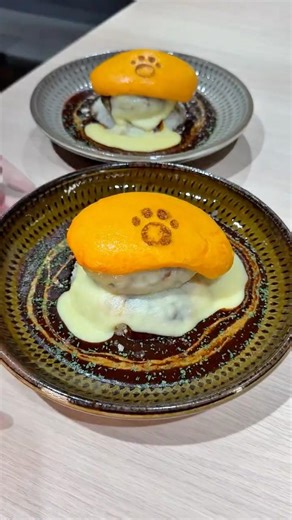 鉄板で焼き上げる芸術的なハンバーグオムライスSNSで12億回超えの大バズりしているオムライス。ジューシーなハンバーグにふわふわオムレツをのせた究極のハンバーグオムライスは絶品！