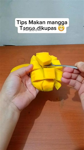 7.8K views · 82 reactions | Tips Makan mangga Tanpa kupas kulitnya #diy #tips #tricks #lifehacks | Yuli Zifafiza | Facebook