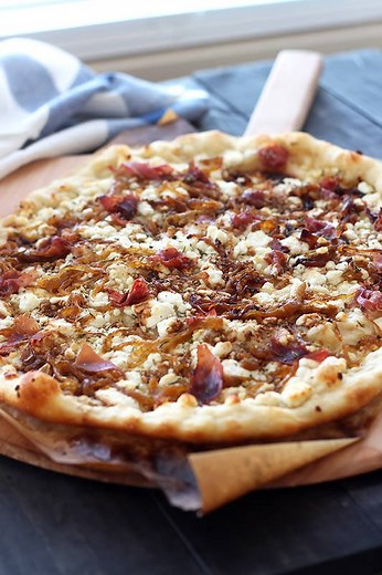 Caramelized Onion, Goat Cheese, and Prosciutto Pizza - Handle the Heat