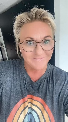 Ibsens Mad – Hjemmelavet & hjertevarmt on Instagram: "Husk lyd😊 Jeg har lige haft nogle dejlige dage med mine forældre i sommerhuset og de skulle self forkæles med god mad de dage vi var sammen🥰 I dag stod menuen på italiensk spaghetti pomodoro som er en smagfuld og nem pasta ret. Opskrift på italiensk spaghetti pomodoro🇮🇹 Jeg kogte 500 g god italiensk pasta, men brugte kun de 300 g og gemte resten af pastaen til en anden ret jeg skulle lave dagen efter 1 stort løg skåret i små tern 3 fed hv