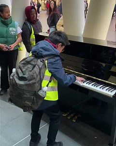 10M views · 667K reactions | *** THIS IS AMAZING…... *** TURN UP THE VOLUME AS YOUNG LOCAL BOY STUNS AT KING’S CROSS STATION On Thursday, Hull & East Yorkshire Children's University took a group of children from St Charles Primary School on a London Experience. Whilst the group were waiting for their train back to Hull, one of the children asked if he could play the piano at Kings Cross. What happened next blew everyone away!! | Driffield & Wolds Weekly | Facebook