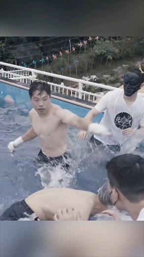 Bareknuckle [vale-tudo] rules in a swimming pool. WILD! [Yatcha_Club/IG] | FightingLab