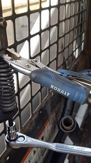 Bobcat Lap bar spring install Bobcat 873 f