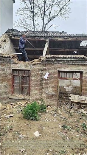 Prying Support Beams: How Removing One Timber Brings Down a Roof Safely