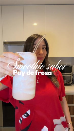 11. Smoothie sabor Pay de fresa 🍓🤤 perfecto para esos días que sales corriendo de casa -Licúa 1 tza de yogurt griego con 1 tza de leche de tu preferencia (yo utilice de almendras), 1 chorrito de vainilla, canela, 1 tza de fresas congeladas, 7 galletas marías, 7 mitades de nueces y opcional endulzante sin calorías -Decora tu vaso con yogurt, sirve y agrega 1 galleta más en trocitos ¡Disfruta! ✨Ideas ✅Completas ✅Deliciosas ✅Saciantes ✅Altas en proteina 🔥Recuerda que cada persona tiene un requer