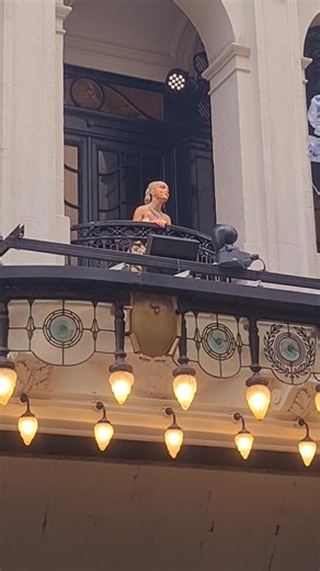 Rain or shine, nothing could stop hundreds from gathering outside the Palladium today. Rachel Zegler’s voice drifting through the streets — pure magic. London at its best. | London Theatre Reviews