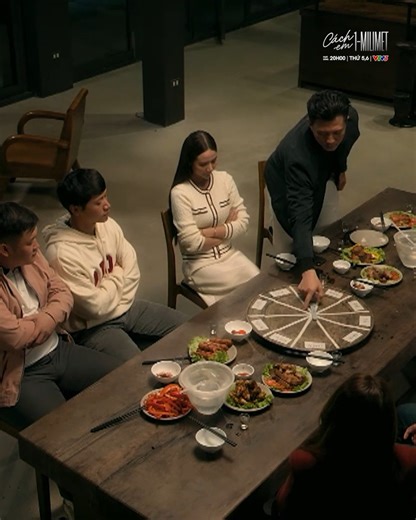 Preview Cách em 1 milimet tập 35 Ngân muốn biết điều hối tiếc lớn nhất trong đời Viễn là gì. Còn Viễn muốn biết vì sao Ngân lại chia tay mình. Có vẻ cả 2 vẫn còn nhiều điều muốn biết về nhau. --- Cách em 1 milimet tập 35 I 20h thứ Năm 1/1 VTV3 | VTVGo